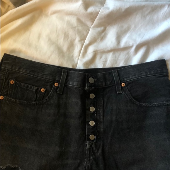 Black Levi’s Jean shorts - Picture 4 of 4